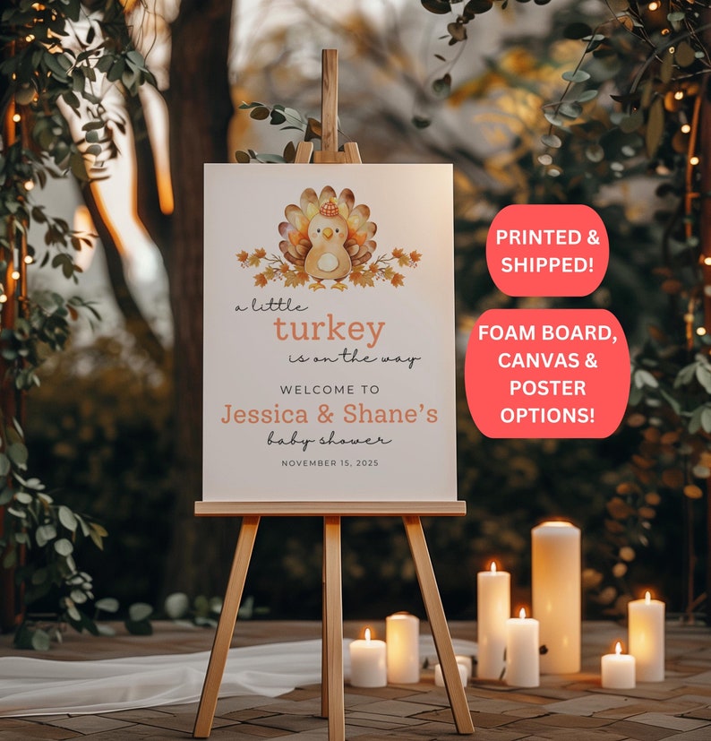 Puede incluir: Un letrero de bienvenida para baby shower sobre un caballete. El letrero presenta una ilustraci&oacute;n de pavo de dibujos animados con hojas de oto&ntilde;o y el texto "a little turkey is on the way". Da la bienvenida a los invitados a la baby shower de Jessica & Shane el 15 de noviembre de 2025.