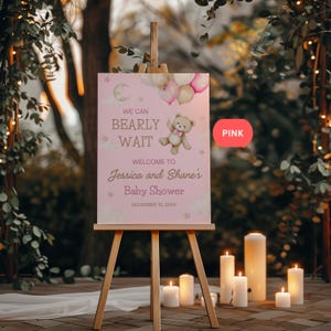Puede incluir: Un cartel de bienvenida para una baby shower rosa con un osito de peluche que sostiene globos. El cartel dice "We can bearly wait" y "Welcome to Jessica and Shane's Baby Shower".