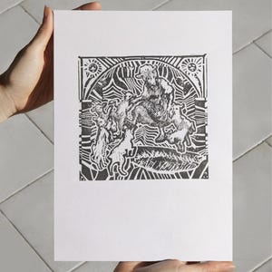 Peut inclure: Impression en noir et blanc d'une image stylisée d'un groupe de personnes dans un design abstrait tourbillonnant. L'impression est encadrée par une bordure avec un motif de soleil en haut et en bas.