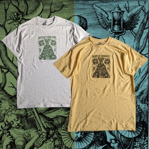 Midsommar: kies je shirt - groen op grijs of zwart op geel - linosnede met lino-bedrukt ontwerp - handgemaakte folkhorror A24 Fairycore Cottagecore Emo