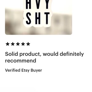 Peut inclure: Un autocollant blanc avec du texte noir qui dit "LFT HVY SHT". L'autocollant est en train d'&ecirc;tre d&eacute;coll&eacute; d'une surface avec un outil bleu.