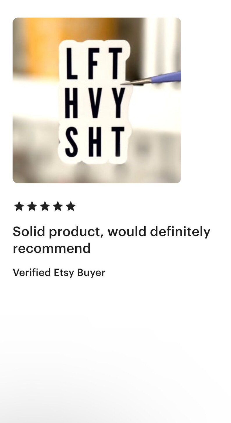 Peut inclure: Un autocollant blanc avec du texte noir qui dit "LFT HVY SHT". L'autocollant est en train d'&ecirc;tre d&eacute;coll&eacute; d'une surface avec un outil bleu.