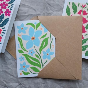 Tarjetas de felicitación con motivos florales. Pack de 4 tarjetas A6 en blanco de calidad superior. Perfectas para cualquier ocasión: cumpleaños, pronta recuperación, felicitaciones, etc. Recicladas.