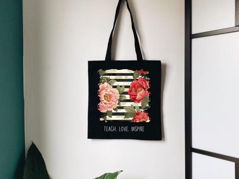 Puede incluir: Una taza de cer&aacute;mica blanca con asa negra y el texto "But First, Coffee" en negrita negra. La taza se encuentra sobre un fondo borroso, sugiriendo un ambiente acogedor.