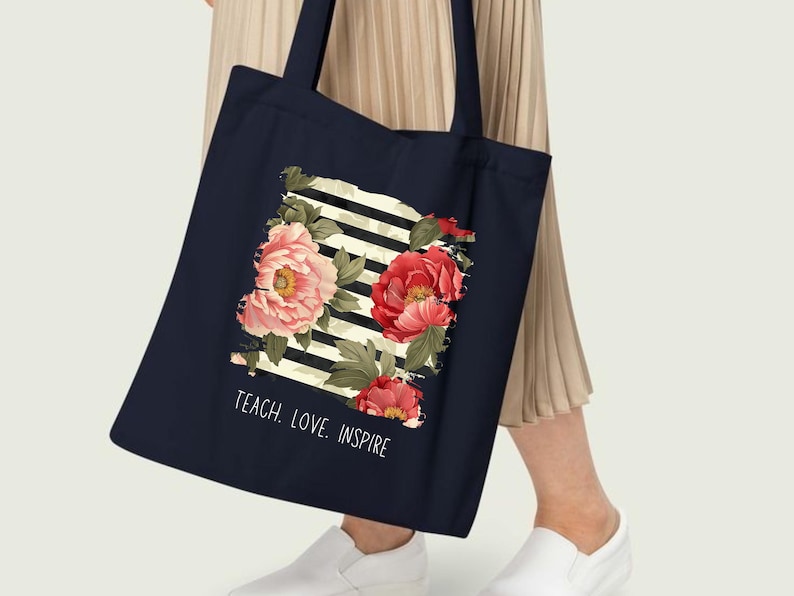 Puede incluir: Una taza de cer&aacute;mica blanca con un asa negra y el texto "But First, Coffee" en negrita negra. La taza se encuentra sobre un fondo neutro, resaltando su dise&ntilde;o simple.