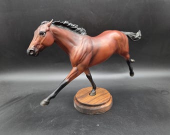 Breyer Round Style Ruffian Stand