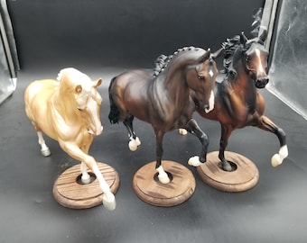 4 inch Alternative Style Breyer Hucklebury, Totilas and Salinero Stand