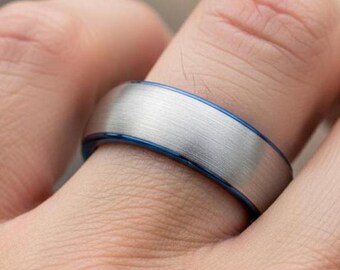 Bague en carbure de tungstène unie de 8 mm de largeur, bague pour hommes plaquée ion bleu à l'intérieur du centre brossé, alliance minimaliste en forme de dôme, bague de promesse gravée