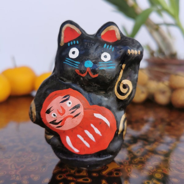 Poupée Maneki Neko avec Daruma, jeu de culbute et décoration traditionnelle japonaise en papier mâché, objet d'intérieur vintage pour porter chance.