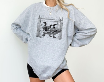 Felpa girocollo con raffigurazione di un loon retrò nella natura selvaggia, maglietta con loon in stile vintage, maglione per birdwatching, regalo per gli amanti degli uccelli, regalo per la nonna