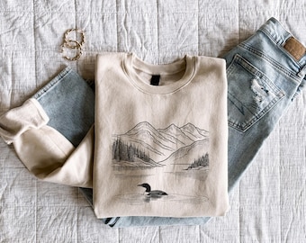 Felpa girocollo con raffigurazione di un loon retrò nella natura selvaggia, maglietta con loon in stile vintage, maglione per birdwatching, regalo per gli amanti degli uccelli, regalo per la nonna