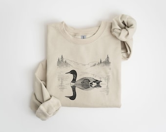 Felpa girocollo con raffigurazione di un loon retrò nella natura selvaggia, maglietta con loon in stile vintage, maglione per birdwatching, regalo per gli amanti degli uccelli, regalo per la nonna