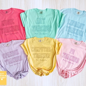 Comfort Colors® スペシャル 教師用シャツ、カスタム教師用シャツ、教師チームシャツ、パーソナライズされた学校用新学期用アート、音楽、体育、メディアTシャツ