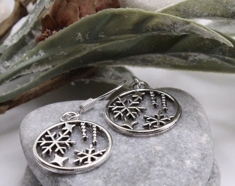 Boucles d'oreilles de Noël flocon de neige et étoile en argent tibétain avec crochets en argent sterling 925