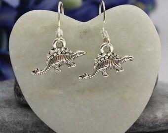 HM　イヤリング　シルバー　恐竜　ステゴサウルス? 925スターリングシルバーのフック付きステゴサウルス恐竜イヤリング