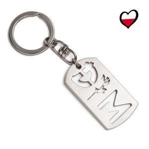 Puede incluir: Un llavero de metal plateado con una etiqueta rectangular. La etiqueta presenta letras recortadas y un diseño floral. Un corazón con los colores de la bandera polaca está en la esquina superior derecha.