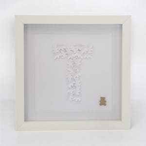 Monogramme ours en peluche encadré, art en papier 3D, blanc sur blanc, décoration murale pour la chambre de bébé au bureau, cadeau unique, lettre ours en peluche de votre choix.