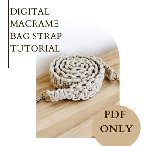 Może przedstawiać: Zbliżenie beżowego paska do torebki wykonanego z makramu z srebrnymi klamrami. Pasek jest zwinięty na drewnianej powierzchni. Tekst "PDF ONLY" znajduje się w kółku po prawej stronie obrazu.