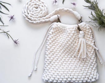 The Crown Vintage Macrame Bucket Bag is a medium-sized crossbody bucket bag Crown Vintage | Bags | Crown Vintage Macrame Ring Crossbody  main image 4