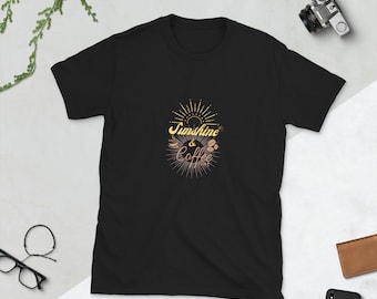 Sunshine and Coffee T-shirt | Koffie Grafisch | tee Geschenken | Koffie shirt | Lente Zomer Shirt Korte Mouw Unisex T-Shirt