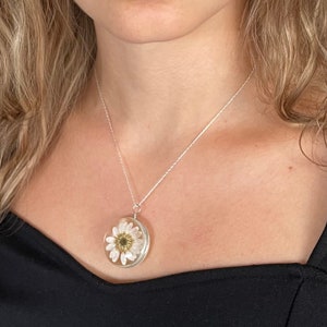Daisy Pressed Flower Necklace | Dried Resin Daisy Necklace | Transparent Pendant | Round 925 Silver Pendant | Gift for her | Wedding gift