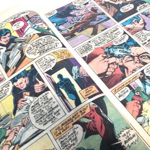 Puede incluir: Páginas de cómic vintage con ilustraciones coloridas y bocadillos. Los paneles representan escenas de acción con personajes en varias poses, y los bocadillos contienen diálogos y narraciones.
