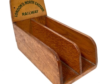 Bandeja publicitaria antigua de madera para la compañía ferroviaria London & North Eastern Railway, circa 1950.