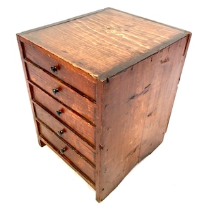 Antieke uurwerken houten tafelblad verzamelaarskast ladekast c.1900