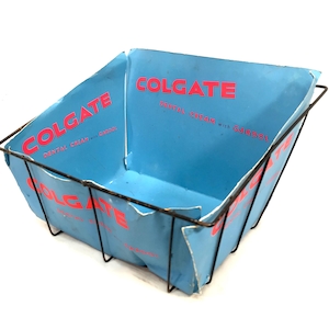 Peut inclure: Panier d'exposition vintage bleu pour crème dentaire Colgate avec texte rouge. Le panier a une armature métallique et est conçu pour contenir des produits de crème dentaire. Le texte sur le panier indique "Colgate Dental Cream with Gardol."