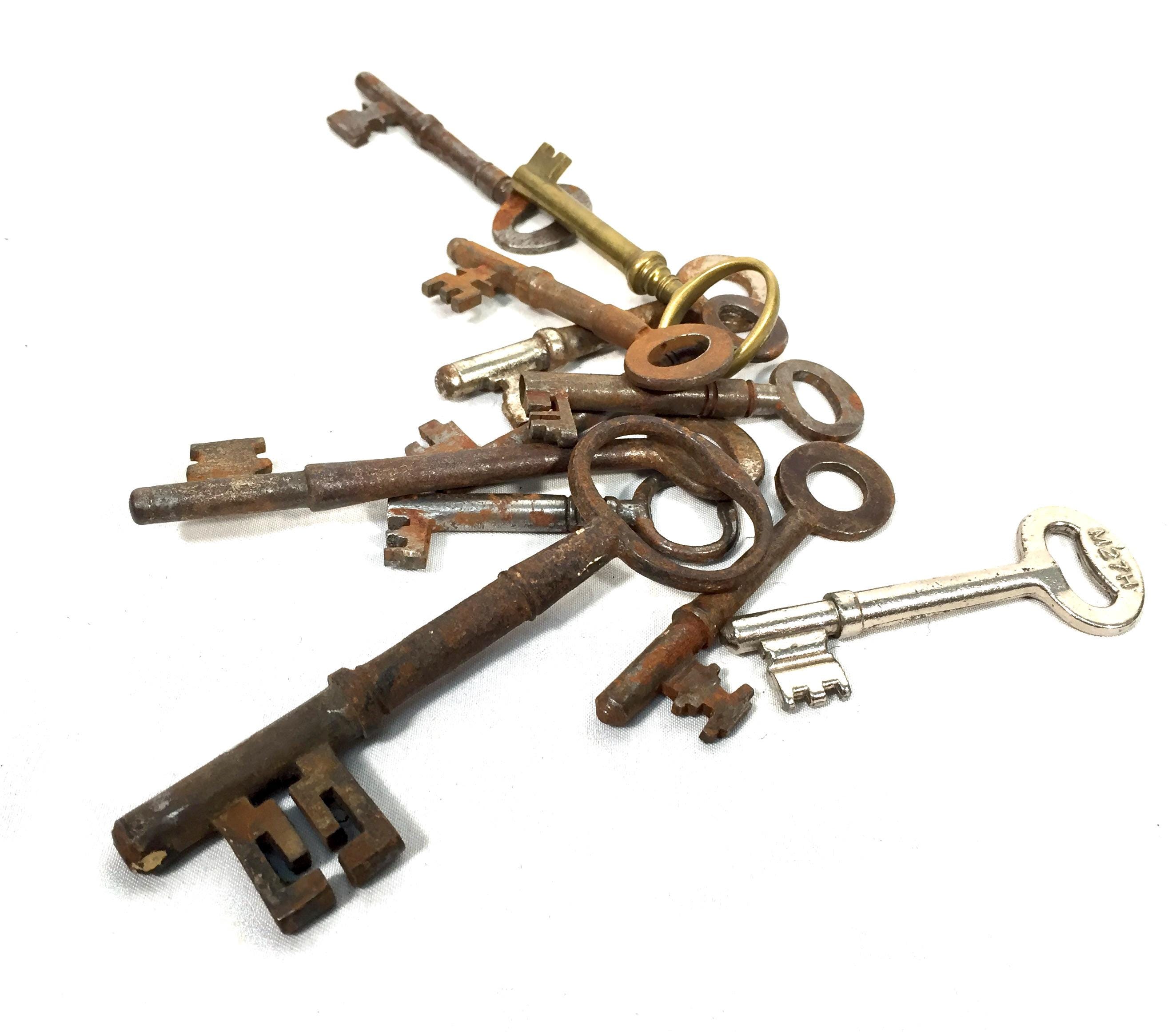 Travail original ancien lot de vieilles clés/armoires/portes de meubles/boîtes