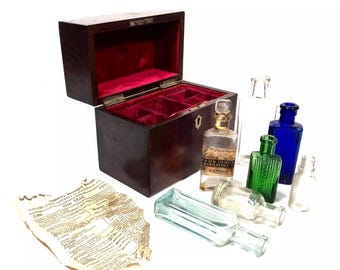 Antica scatola/armadietto da farmacia in mogano con bottiglie di vetro per medicinali, circa 1880