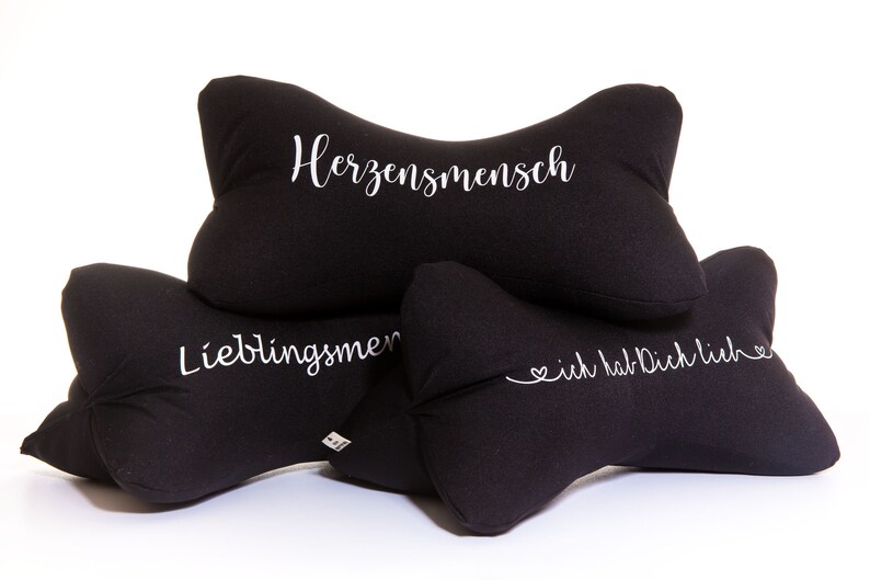 Sylodesign Personalisiert Geschenk mit Namen Leseknochen Nackenkissen Knochenkissen Kissen Dekokissen Buchstütze Hund Mops Dogge Bild 3