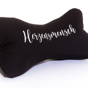 Sylodesign Personalisiert Geschenk mit Namen Leseknochen Nackenkissen Knochenkissen Kissen Dekokissen Buchstütze Hund Mops Dogge Bild 4