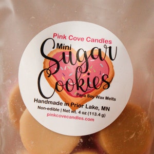 K&ouml;nnte beinhalten: Ein wei&szlig;es Etikett mit rosa und wei&szlig;en Zuckerkeks-Wachs-Schmelzen. Das Etikett lautet "Pink Cove Candles Mini Sugar Cookies Para Soy Wax Melts Handmade in Prior Lake, MN Non-edible | Net wt. 4 oz (113.4 g) pinkcovecandles.com"