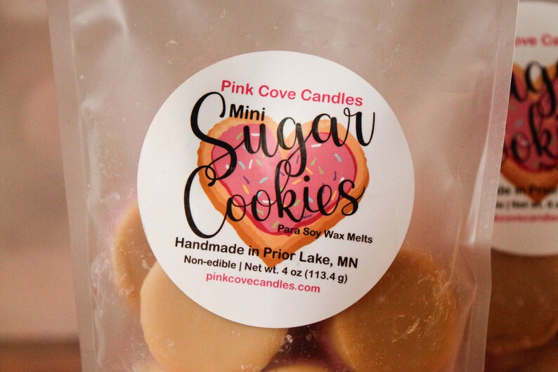 K&ouml;nnte beinhalten: Ein wei&szlig;es Etikett mit rosa und wei&szlig;en Zuckerkeks-Wachs-Schmelzen. Das Etikett lautet "Pink Cove Candles Mini Sugar Cookies Para Soy Wax Melts Handmade in Prior Lake, MN Non-edible | Net wt. 4 oz (113.4 g) pinkcovecandles.com"