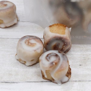 Irresistible Cinnamon Bun Melts: Heavenly Aroma of Freshly Baked Cinnamon Rolls with Creamy Butter Vanilla Icing | Realistic Wax Melts