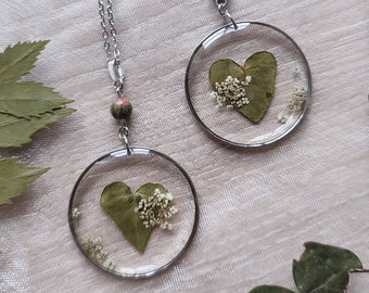 Collier en résine et fleurs, coeur de lierre et unakite, fait main, amour, bijou coeur