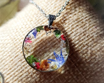 Collier en résine personnalisé, fleurs naturelles multicolores, initiale possible, idée cadeau maman