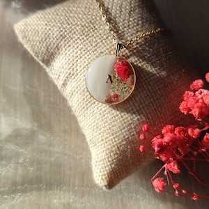 Bijou souvenir, collier en résine fleurs et initiale, inclusion de cheveux, poils d'animaux ou crins Rond 20mm