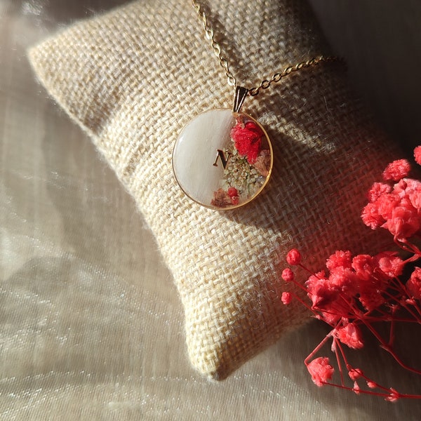 Bijou souvenir, collier en résine fleurs et initiale, inclusion de cheveux, poils d'animaux ou crins