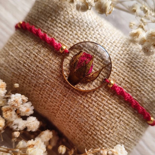 Bracelet ajustable en micro macramé torsadé rouge, perles miyuki et médaillon en résine et fleurs naturelles, macramé