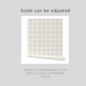 Puede incluir: Un rollo de papel pintado con un patr&oacute;n de cuadros vichy en beige claro y blanco. El texto superior dice Scale can be adjusted y el texto inferior dice DROP US A MESSAAGE IF YOU WOULD LIKE A DIFFERENT SCALE.