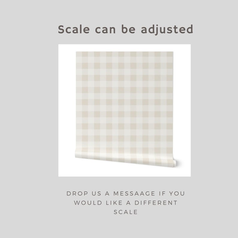 Puede incluir: Un rollo de papel pintado con un patr&oacute;n de cuadros vichy en beige claro y blanco. El texto superior dice Scale can be adjusted y el texto inferior dice DROP US A MESSAAGE IF YOU WOULD LIKE A DIFFERENT SCALE.
