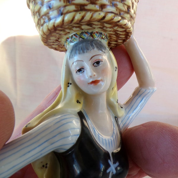 VA Portugal Figurine d'une Dame tenant un panier de raisin