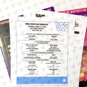 Puede incluir: Un folleto de eventos de la World Wrestling Federation del 13 de junio de 1993, con Hulk Hogan contra Yokozuna. El folleto enumera los combates, incluidos Bret Hart y Shawn Michaels, con los pesos de los luchadores en libras. El folleto tiene un esquema de color azul y blanco.