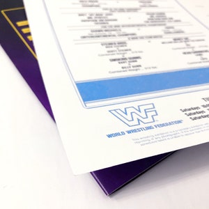 Puede incluir: Un programa de eventos blanco de la Federaci&oacute;n Mundial de Lucha Libre (WWF) con detalles en azul y un logotipo azul de la WWF. El programa est&aacute; sobre una carpeta morada y dorada. La esquina inferior derecha tiene el texto "WRESTLING CREATIVITY".