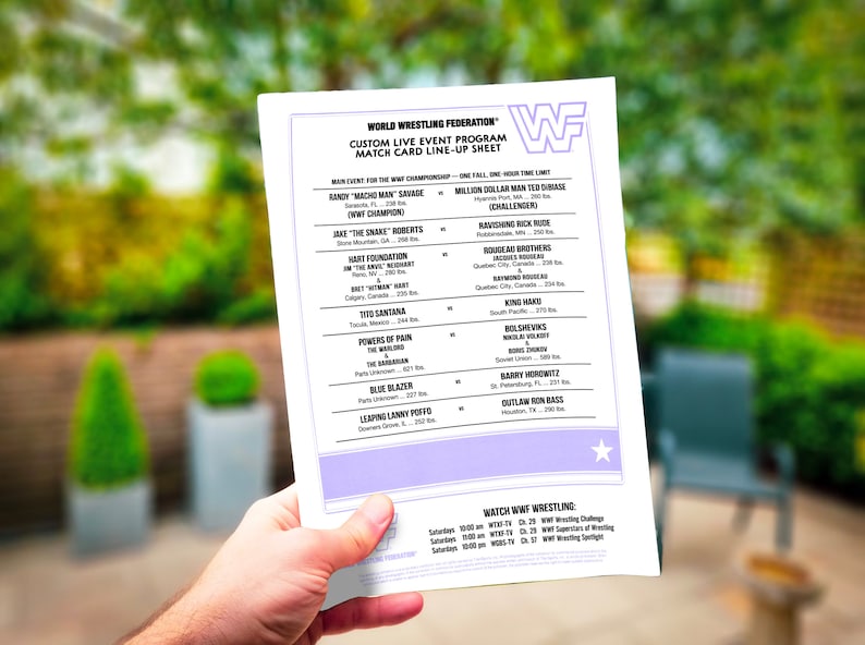 Puede incluir: Una mano sostiene un programa de eventos de lucha libre de la WWF en blanco. El programa enumera los enfrentamientos, incluyendo "Macho Man" Savage contra Million Dollar Man y Jake "The Snake" Roberts. El programa tambi&eacute;n incluye un horario de televisi&oacute;n para la lucha libre de la WWF.
