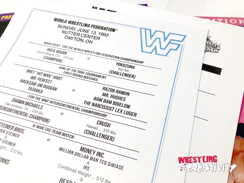 Puede incluir: Varios folletos de eventos de la World Wrestling Federation, con fecha del 13 de junio de 1993, con detalles de los combates. El evento principal es Hulk Hogan contra Yokozuna. El logotipo de la WWF est&aacute; en la esquina superior derecha. Los folletos son blancos con texto negro y azul.