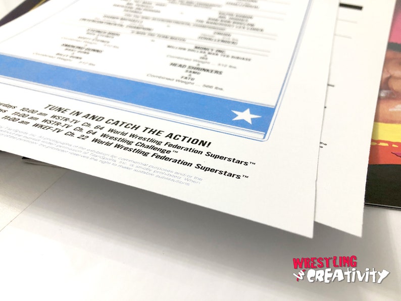 Puede incluir: Una pila de hojas de papel blanco con texto y una pancarta azul con una estrella blanca. El texto dice "TUNE IN AND CATCH THE ACTION!" y enumera programas de lucha libre en la televisi&oacute;n. La esquina inferior derecha tiene el logotipo "WRESTLING CREATIVITY".