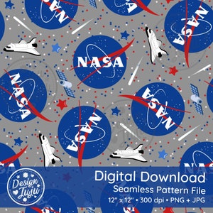 Może przedstawiać: Wzór bez szwów przedstawiający logo NASA, wahadłowce kosmiczne i gwiazdy na szarym tle. Wzór idealnie nadaje się do tkanin, tapet lub innych projektów kreatywnych.